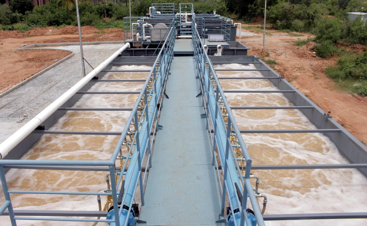 Walkway between two large aeration tanks at a Deur STP